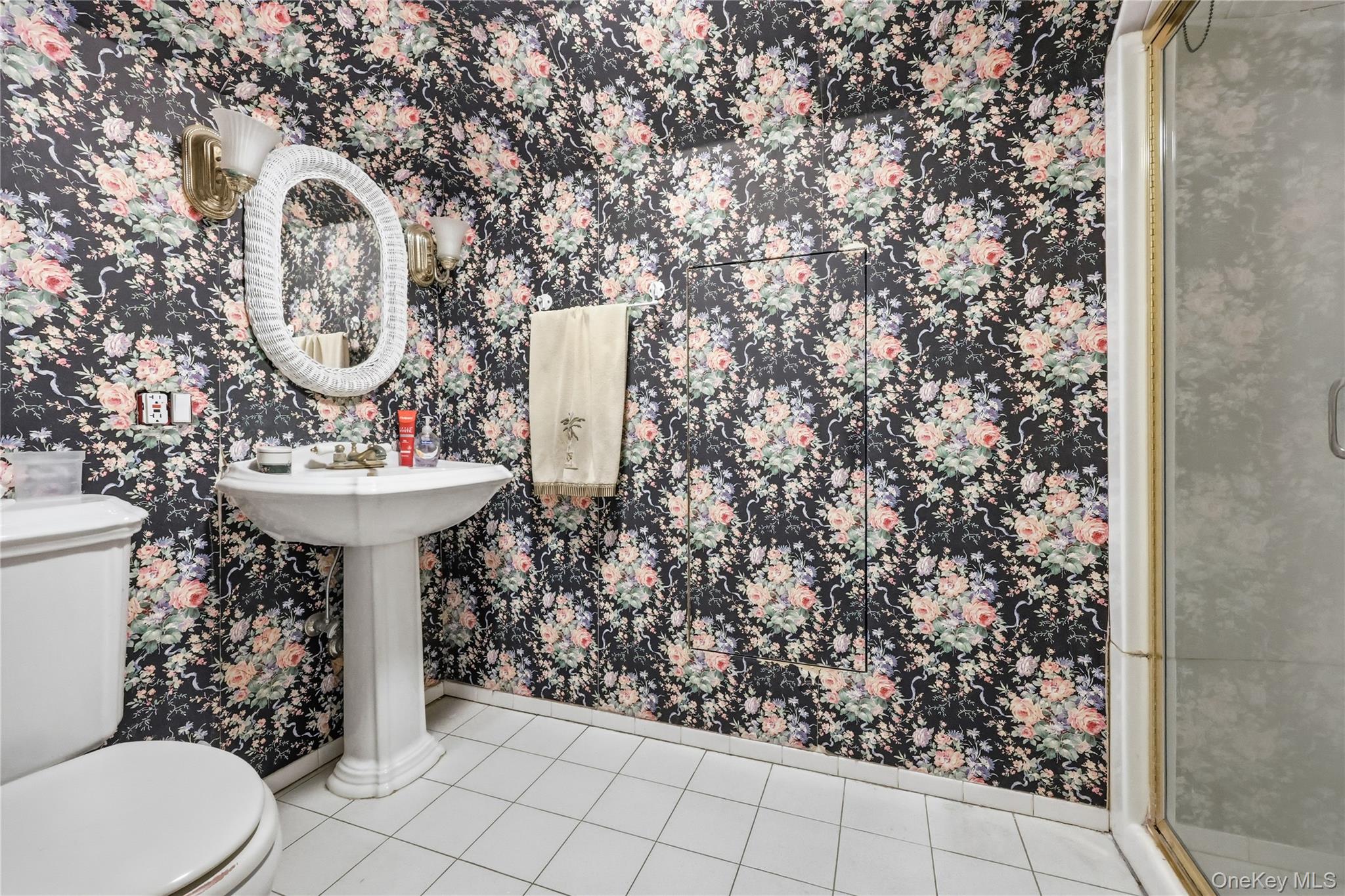 Woodsburgh, New York 11598, United States, 5 Bedrooms Bedrooms, ,4 BathroomsBathrooms,Residential,Active,232181