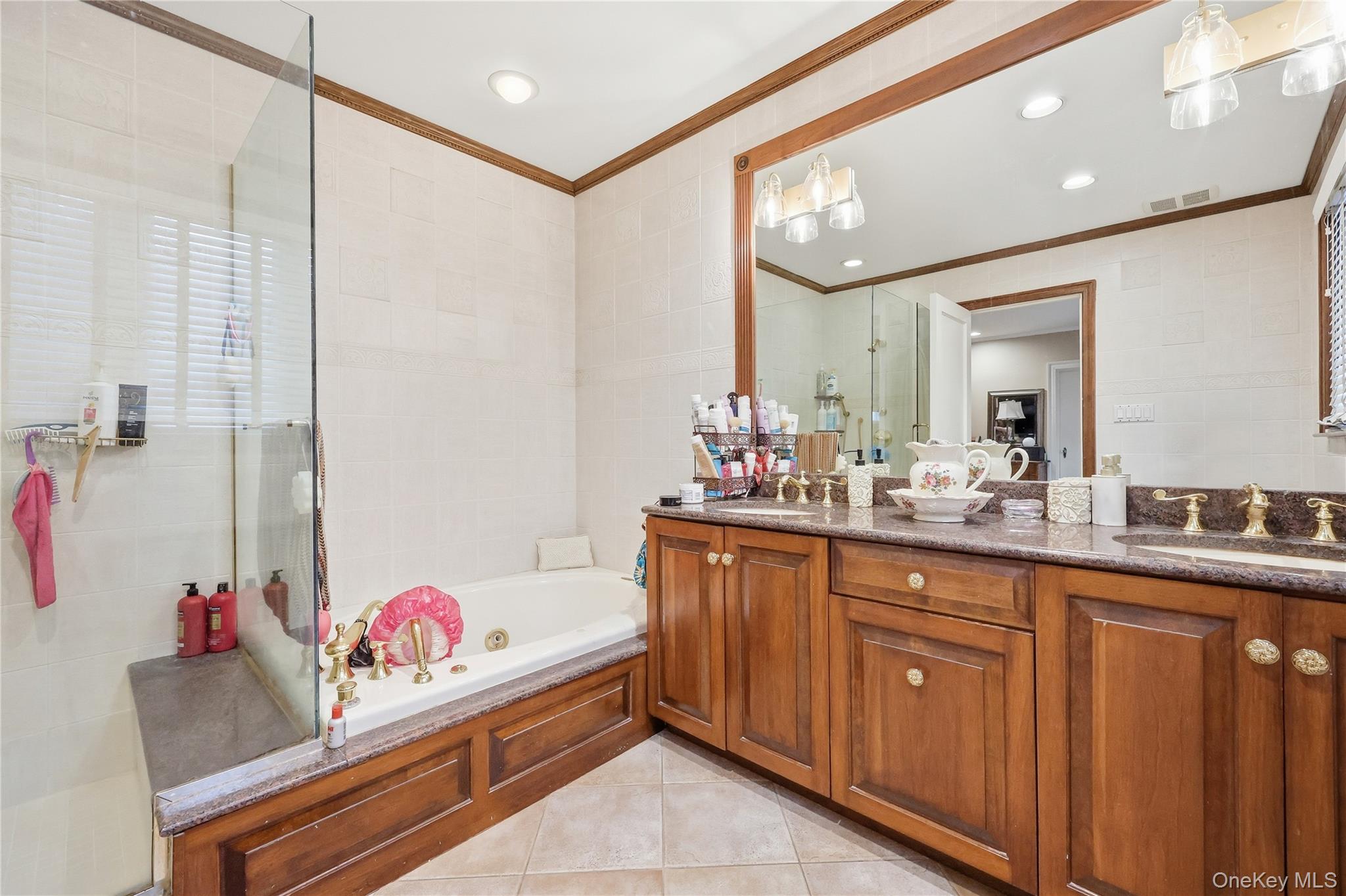 Woodsburgh, New York 11598, United States, 5 Bedrooms Bedrooms, ,4 BathroomsBathrooms,Residential,Active,232181