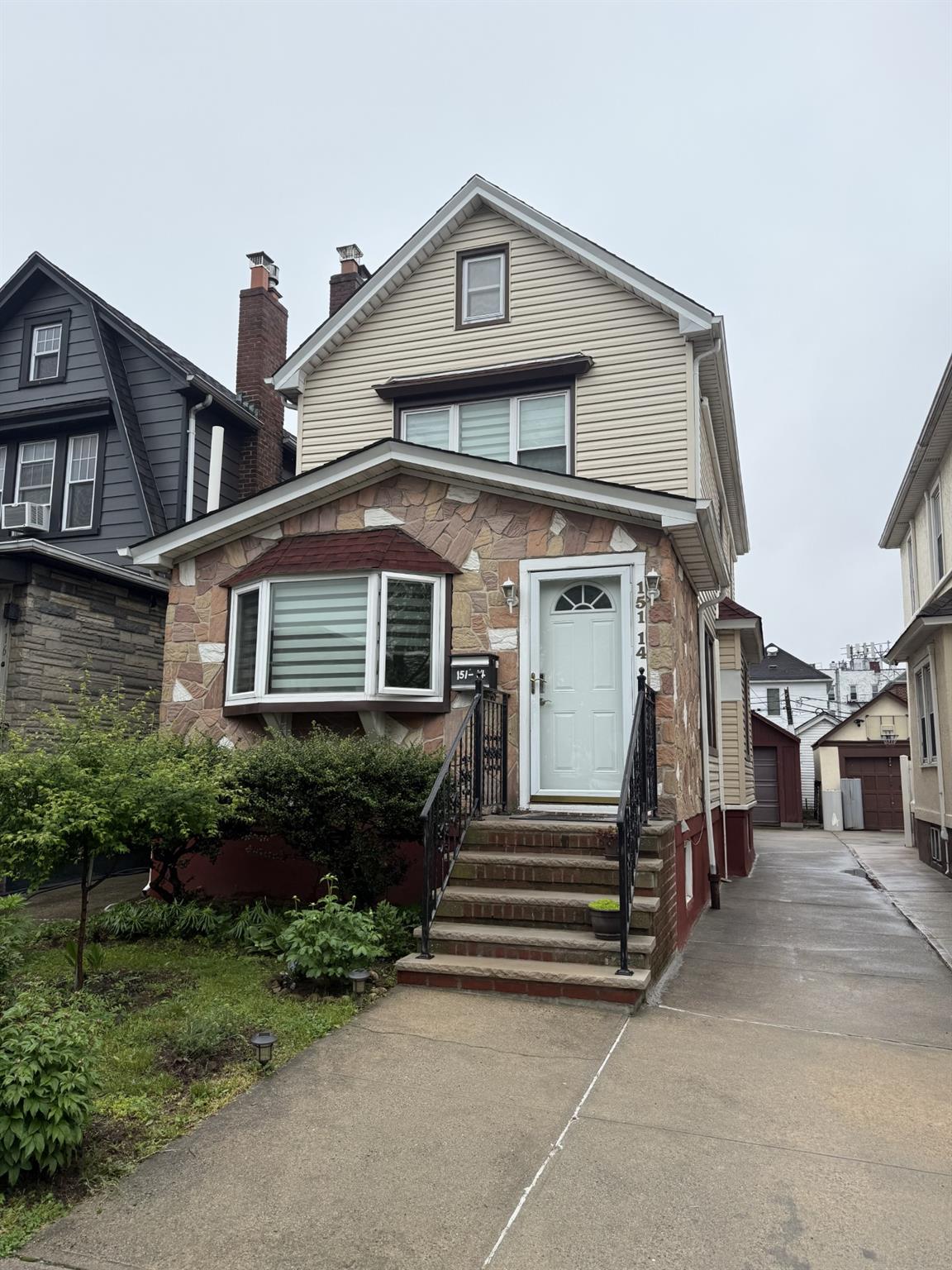 33 Avenue, Flushing, Queens, NY - 3 Bedrooms  
2.5 Bathrooms  
8 Rooms - 