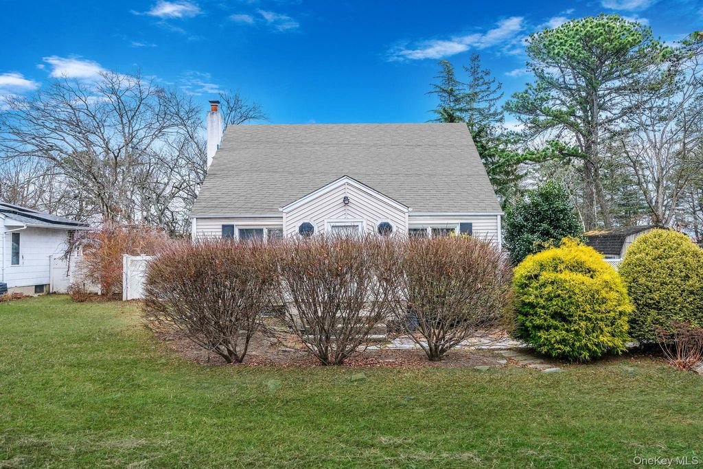 Photo of 287 Central Avenue, Bohemia, NY 11716 (MLS # 943906)