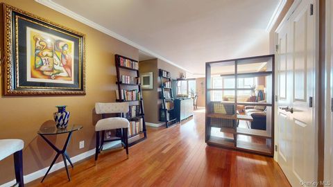 Photo of 118-17 Union Turnpike #5H, Forest Hills, NY 11375 (MLS # 940164)
