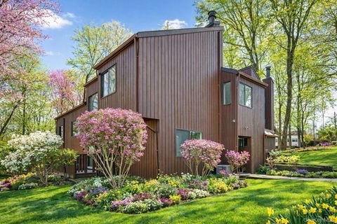 Condo For Sale - 4 Aspen Court<br/> Highland Mills, NY 10930