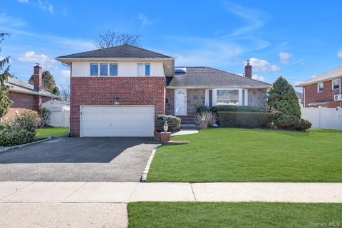 Homes For Sale - 5 Hillvale Road<br/> Syosset, NY 11791