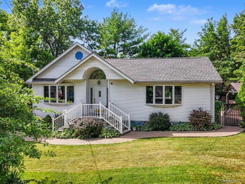 Homes For Sale - 42 Highview Avenue<br/> Rockland County, Orangeburg, NY 10962