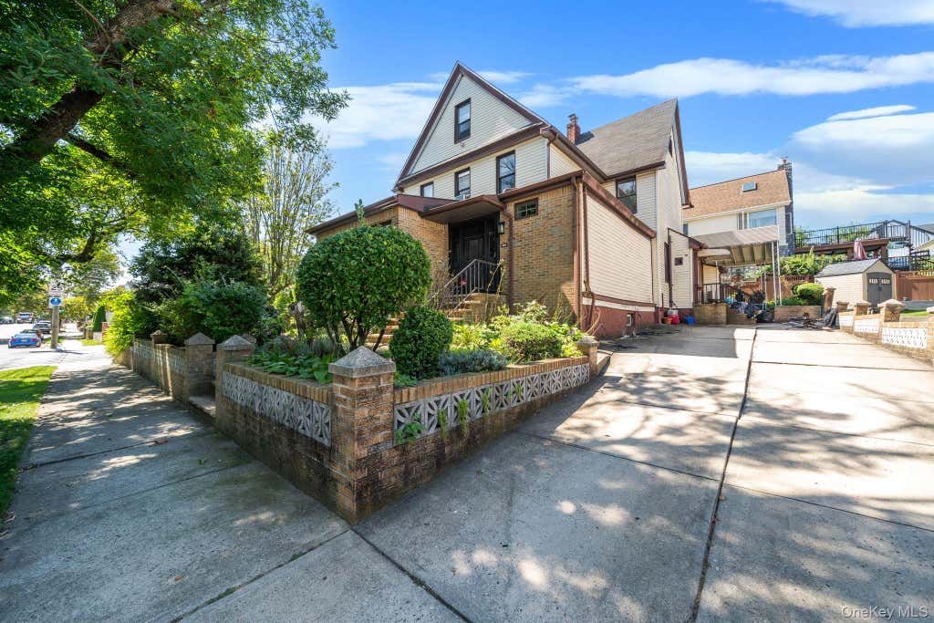 Photo of 646 Clintonville Street, Whitestone, NY 11357 (MLS # 1044134)