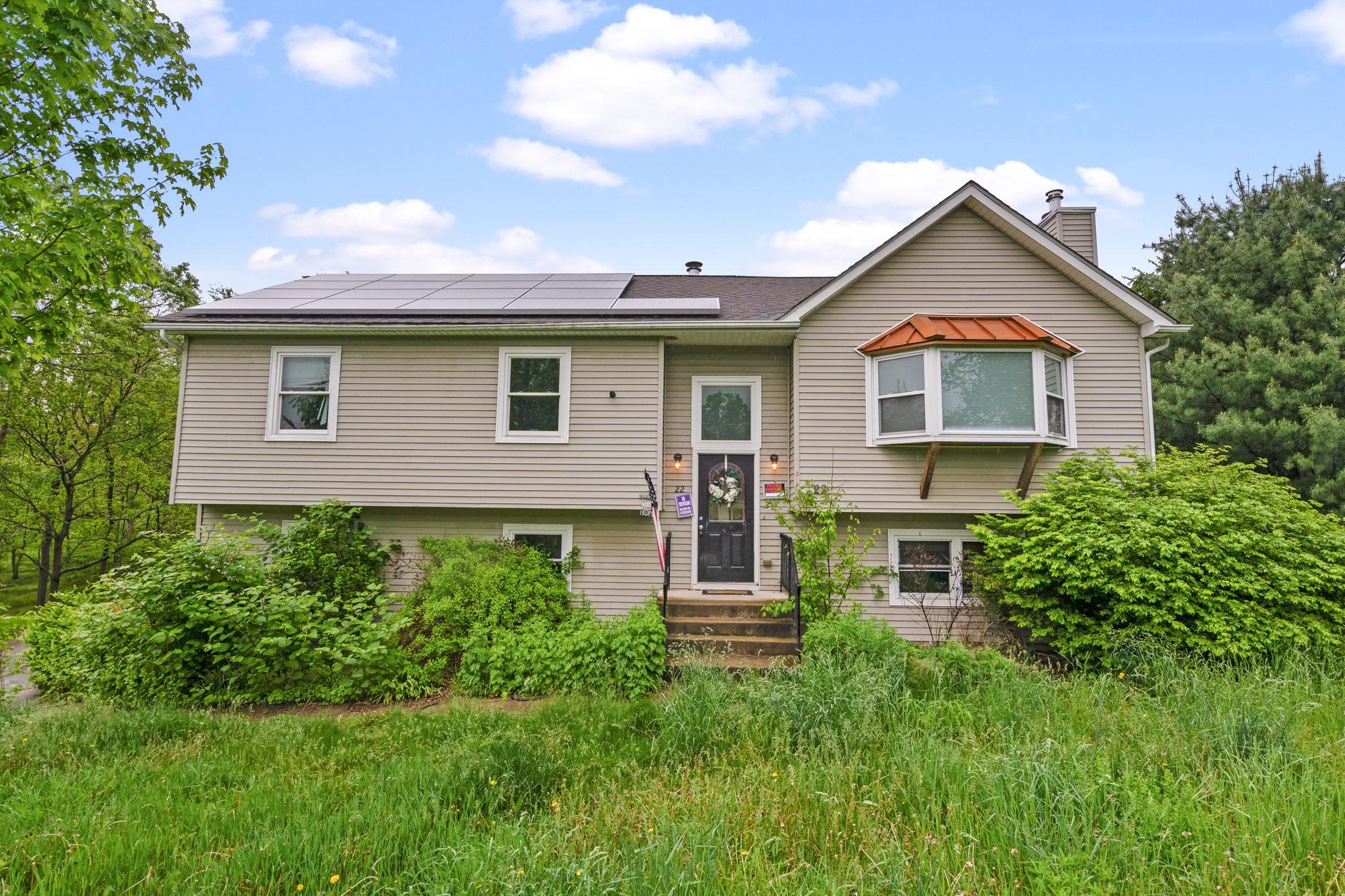 Rosio Lane, Modena, New York - 3 Bedrooms  
3 Bathrooms  
9 Rooms - 