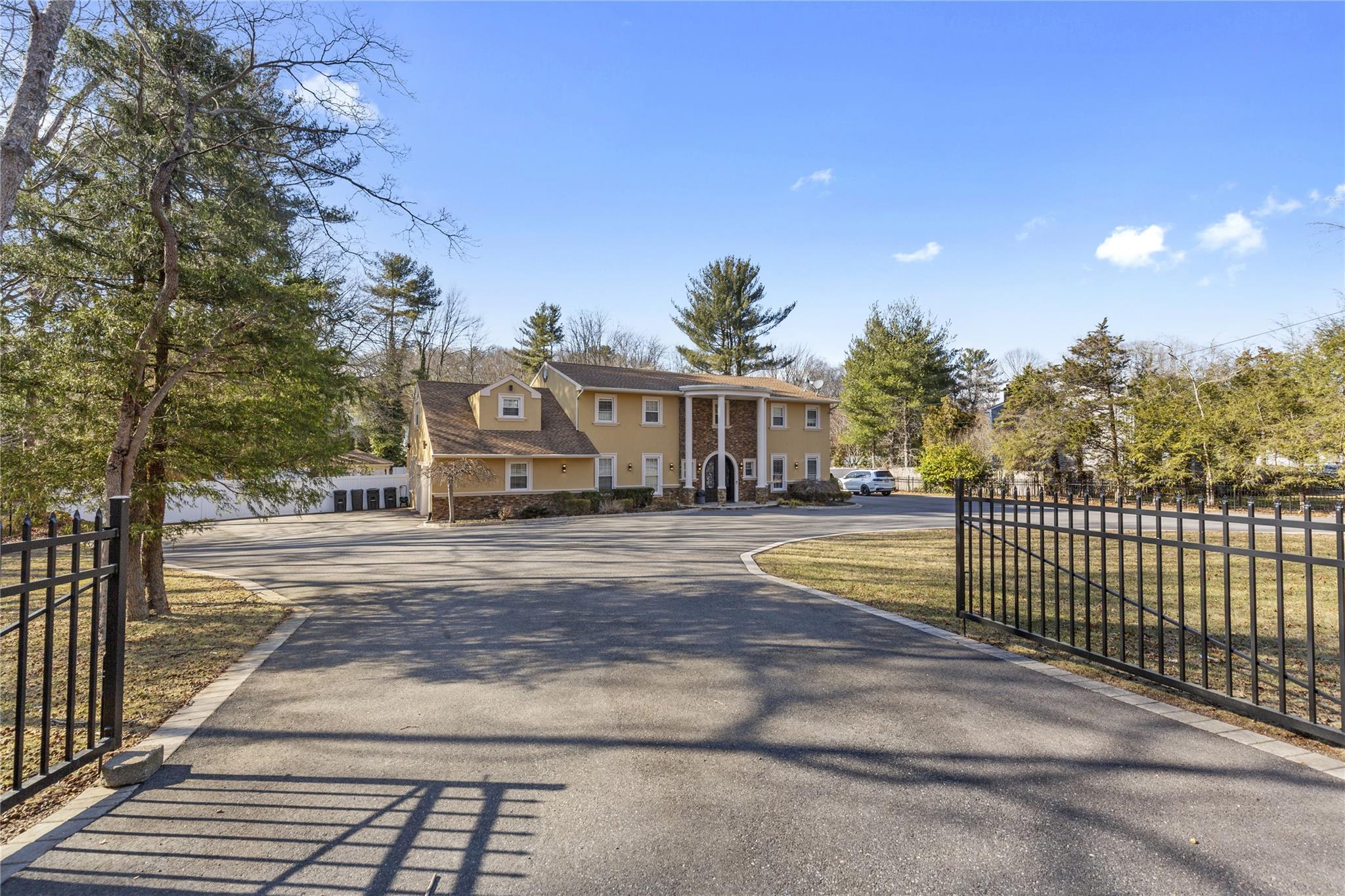 626 Caledonia Road, Dix Hills, New York image 1