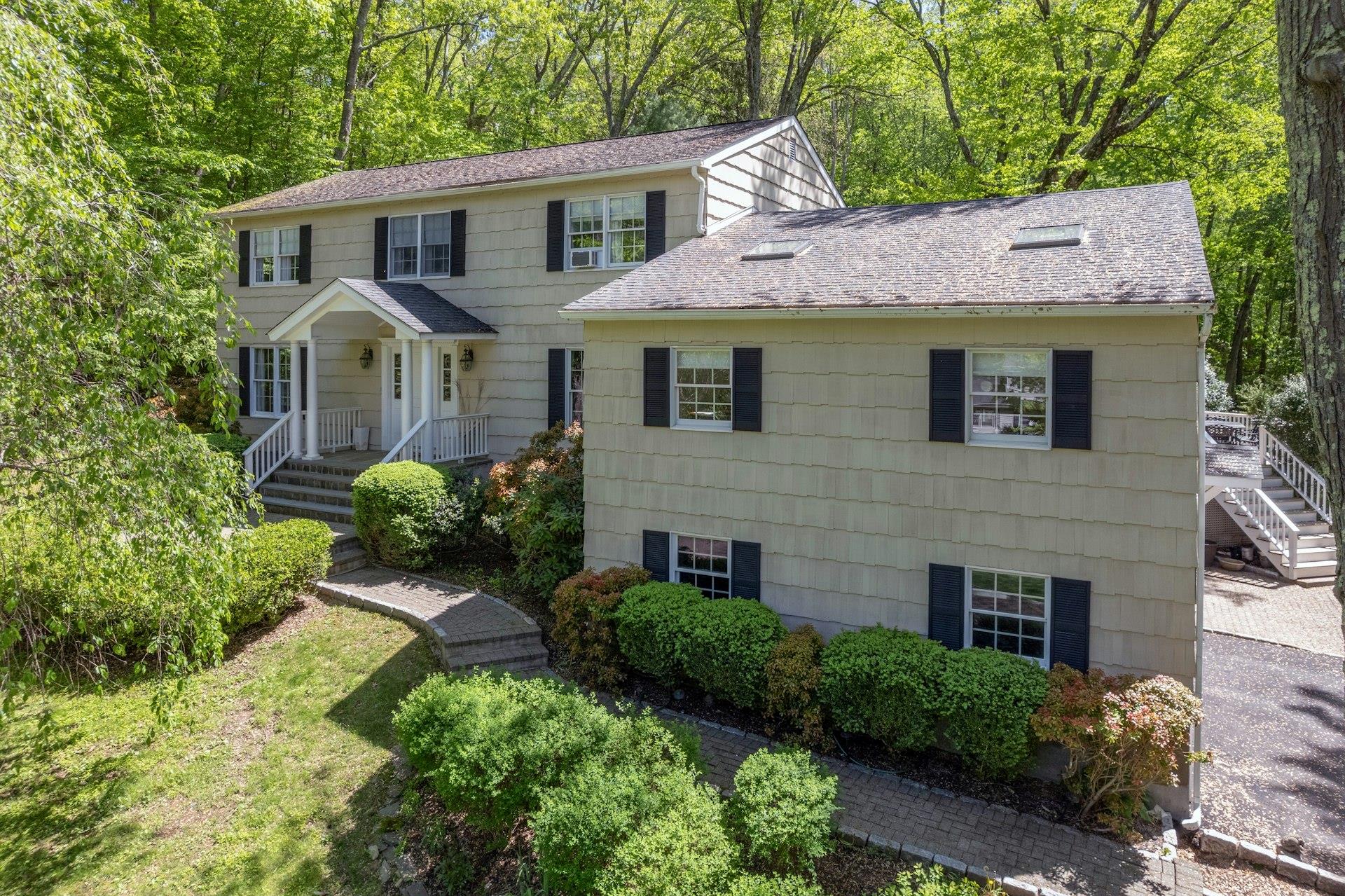 Brett Lane, Bedford, New York - 4 Bedrooms  
4 Bathrooms  
13 Rooms - 