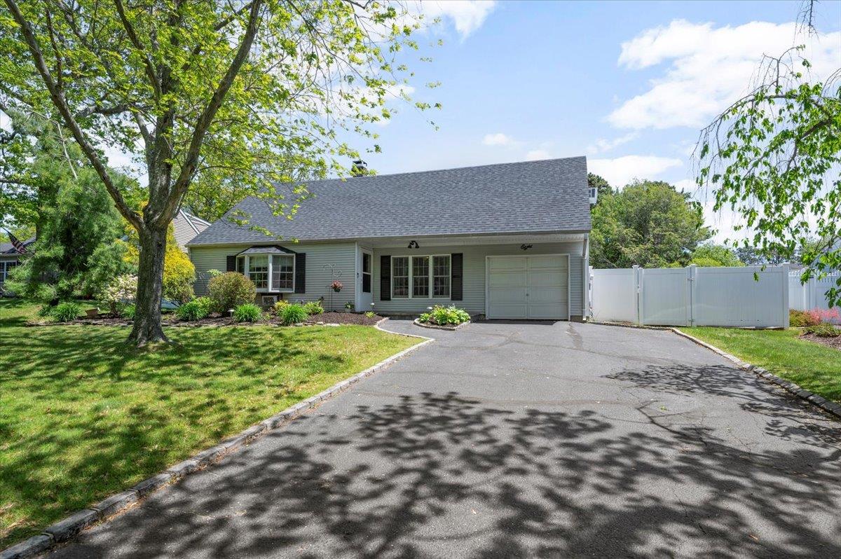 8 Meyer Lane, Medford, New York image 1