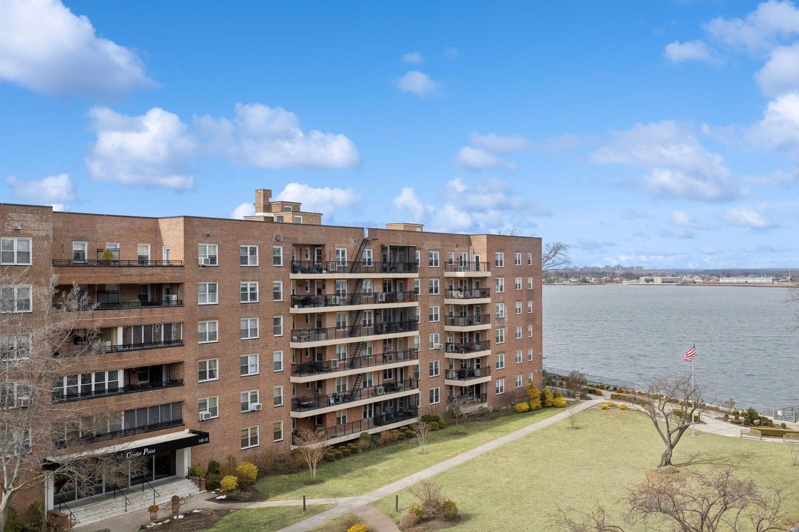 Powells Cove Boulevard 6B, Beechhurst, Queens, NY - 2 Bedrooms  
2 Bathrooms - 