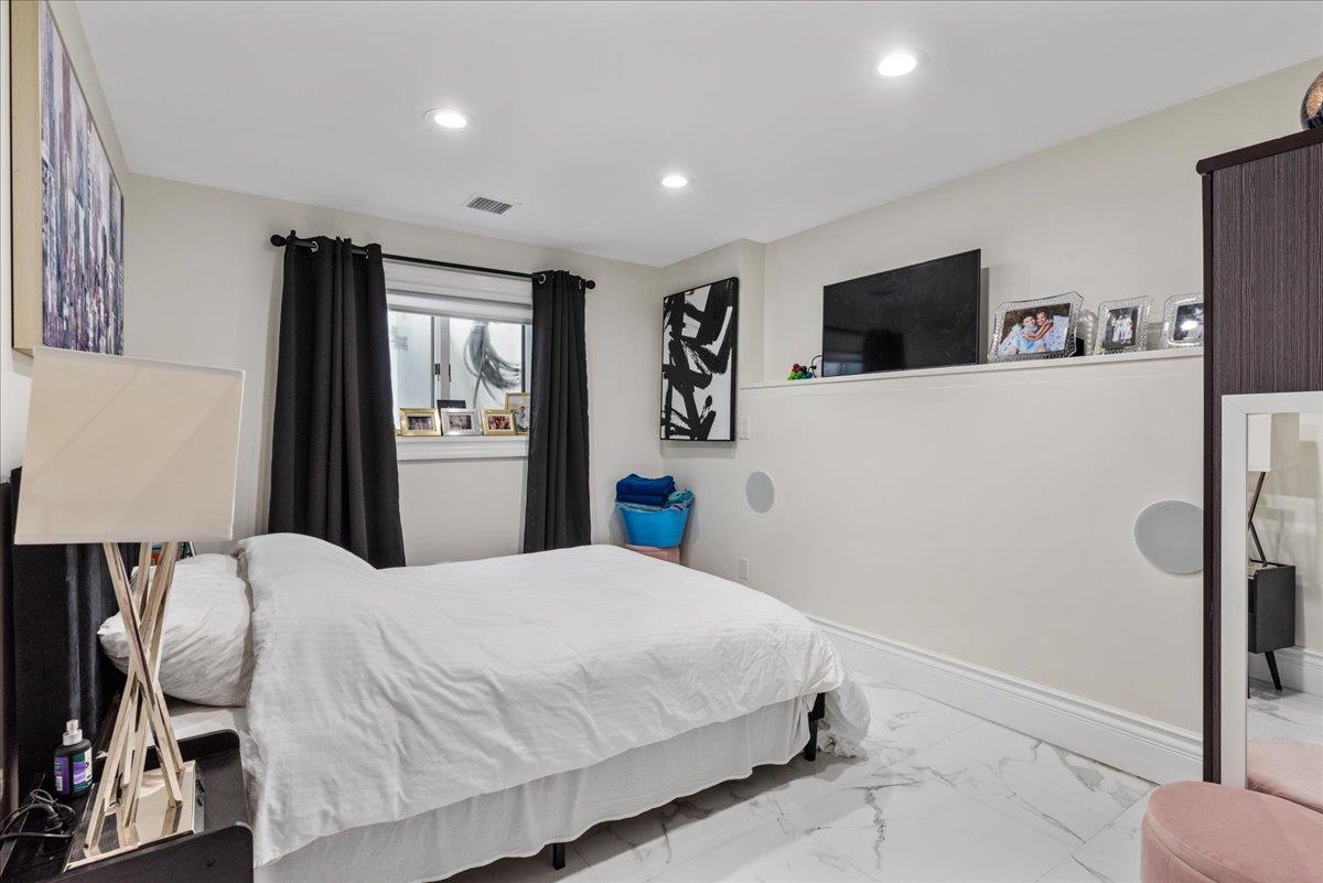 Hempstead, New York 11509, United States, 7 Bedrooms Bedrooms, ,5 BathroomsBathrooms,Residential,Active,89216