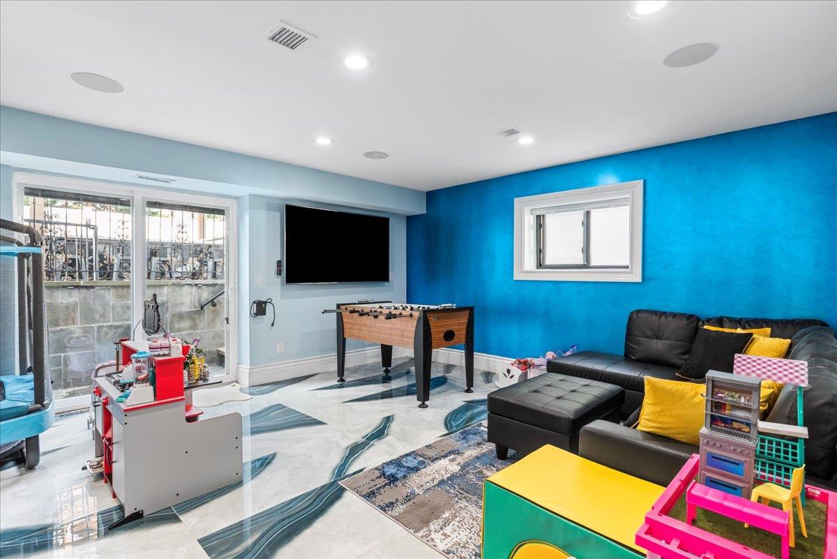 Hempstead, New York 11509, United States, 7 Bedrooms Bedrooms, ,5 BathroomsBathrooms,Residential,Active,89216