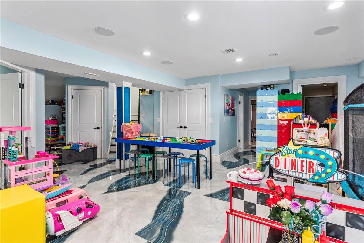 Hempstead, New York 11509, United States, 7 Bedrooms Bedrooms, ,5 BathroomsBathrooms,Residential,Active,89216