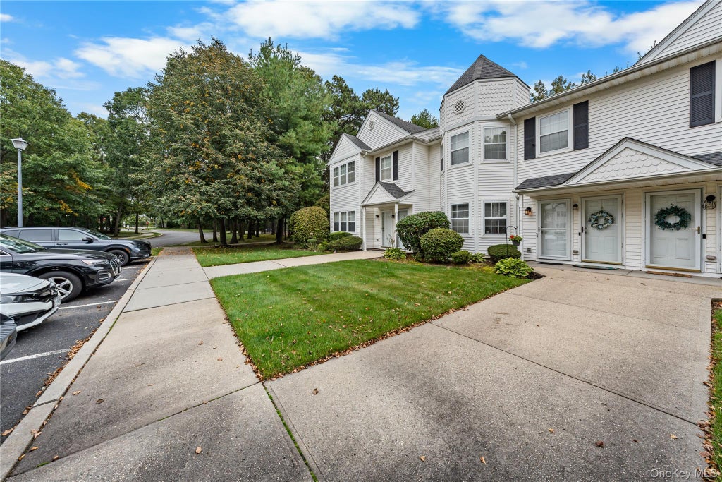Photo of 3 Victorian Lane, Medford, NY 11763 (MLS # 1059458)