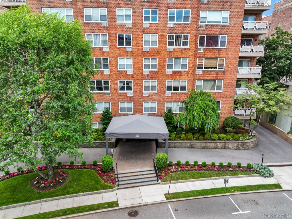Photo of 10 Old Mamaroneck Road #7A, White Plains, NY 10605 (MLS # 1025915)