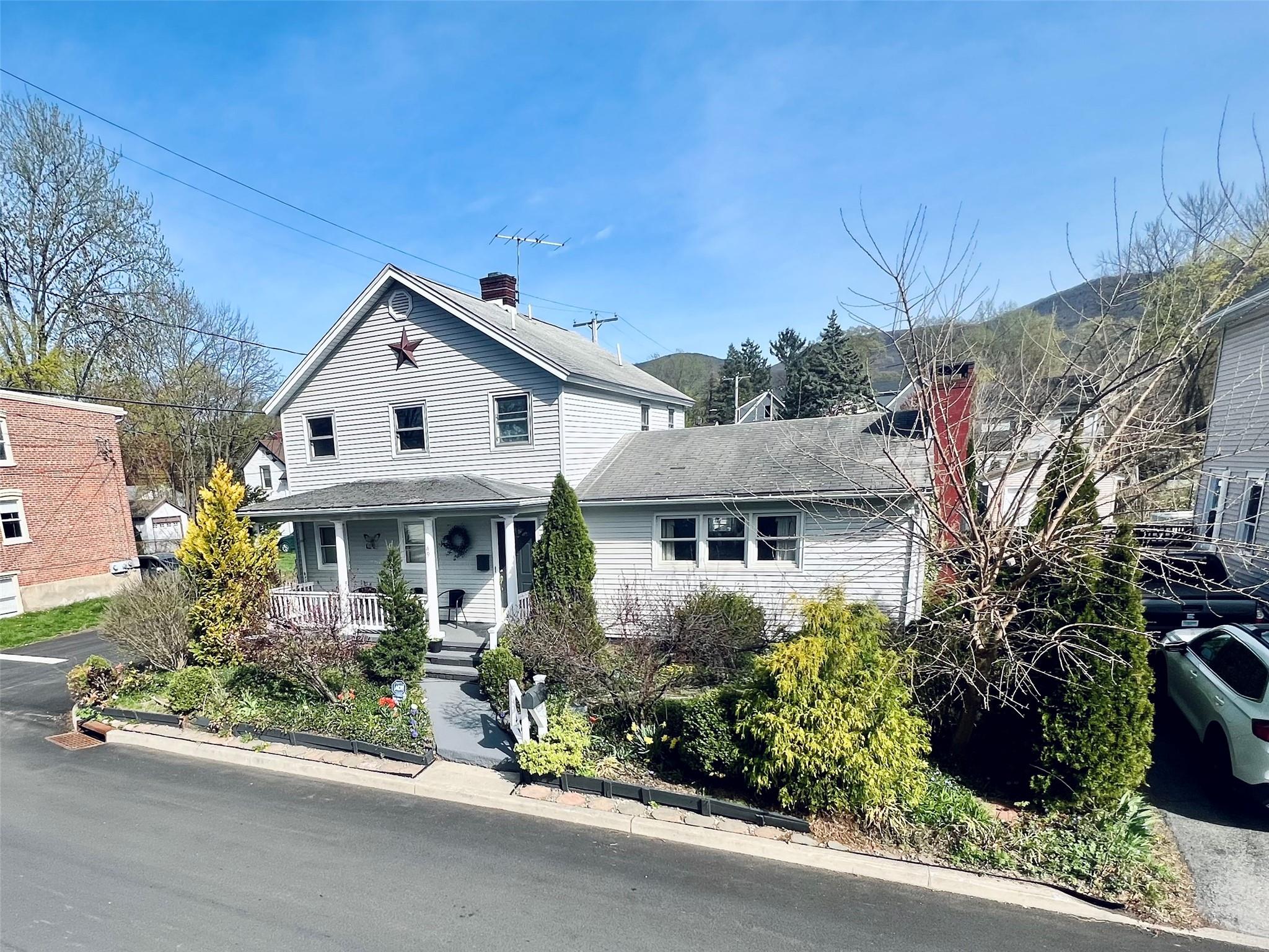 N Chestnut Street, Beacon, New York - 5 Bedrooms  
2 Bathrooms  
10 Rooms - 