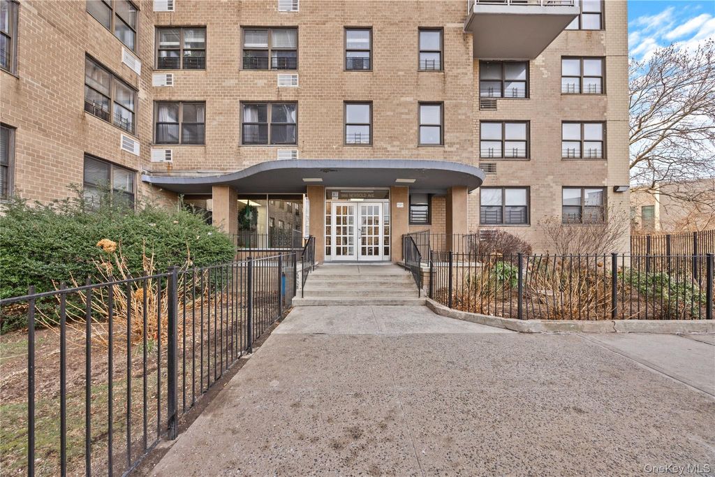 Photo of 1966 Newbold Ave #709, Bronx, NY 10472 (MLS # 985043)