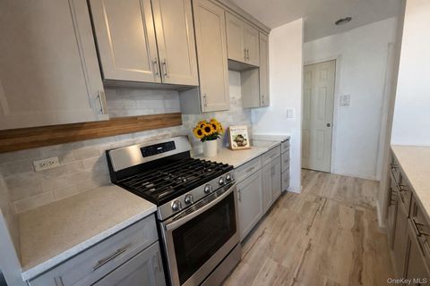 Photo of 1966 Newbold Ave #709, Bronx, NY 10472 (MLS # 985043)