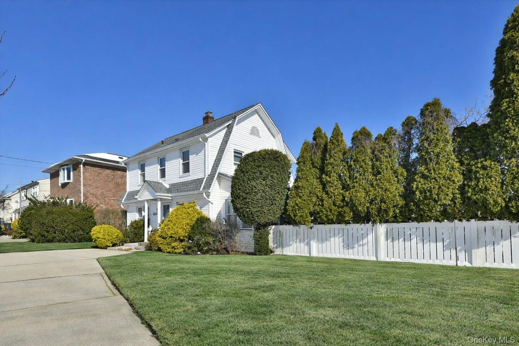 Photo of 458 Pennsylvania Avenue, Williston Park, NY 11596 (MLS # 958570)