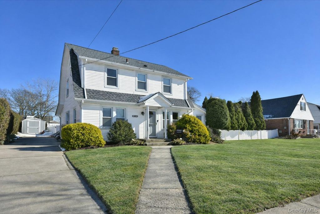 Photo of 458 Pennsylvania Avenue, Williston Park, NY 11596 (MLS # 958570)