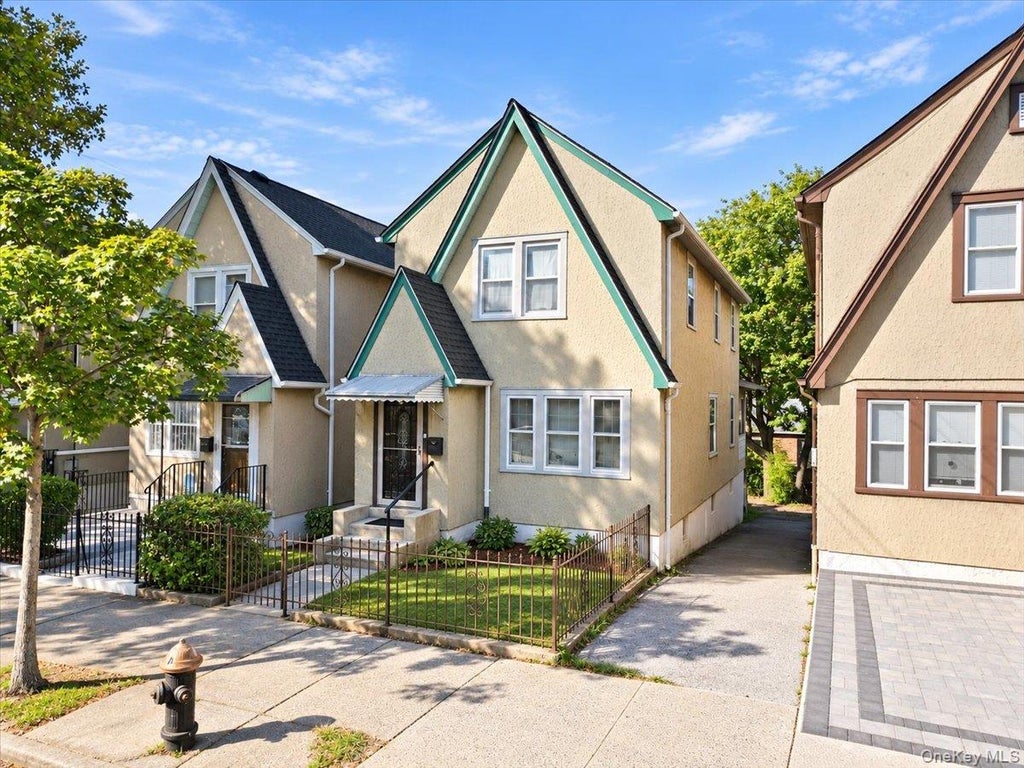Photo of 2727 Morgan Avenue, Bronx, NY 10469 (MLS # 1057871)
