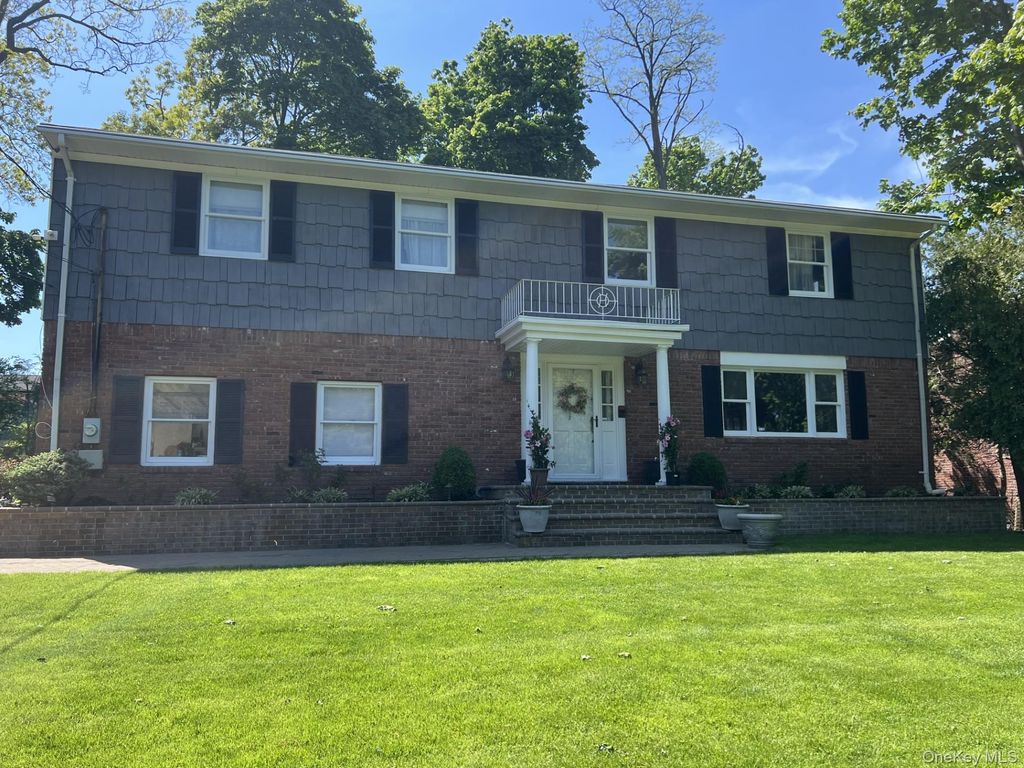 Photo of 3 Camsanette Court, Glen Cove, NY 11542 (MLS # 995589)