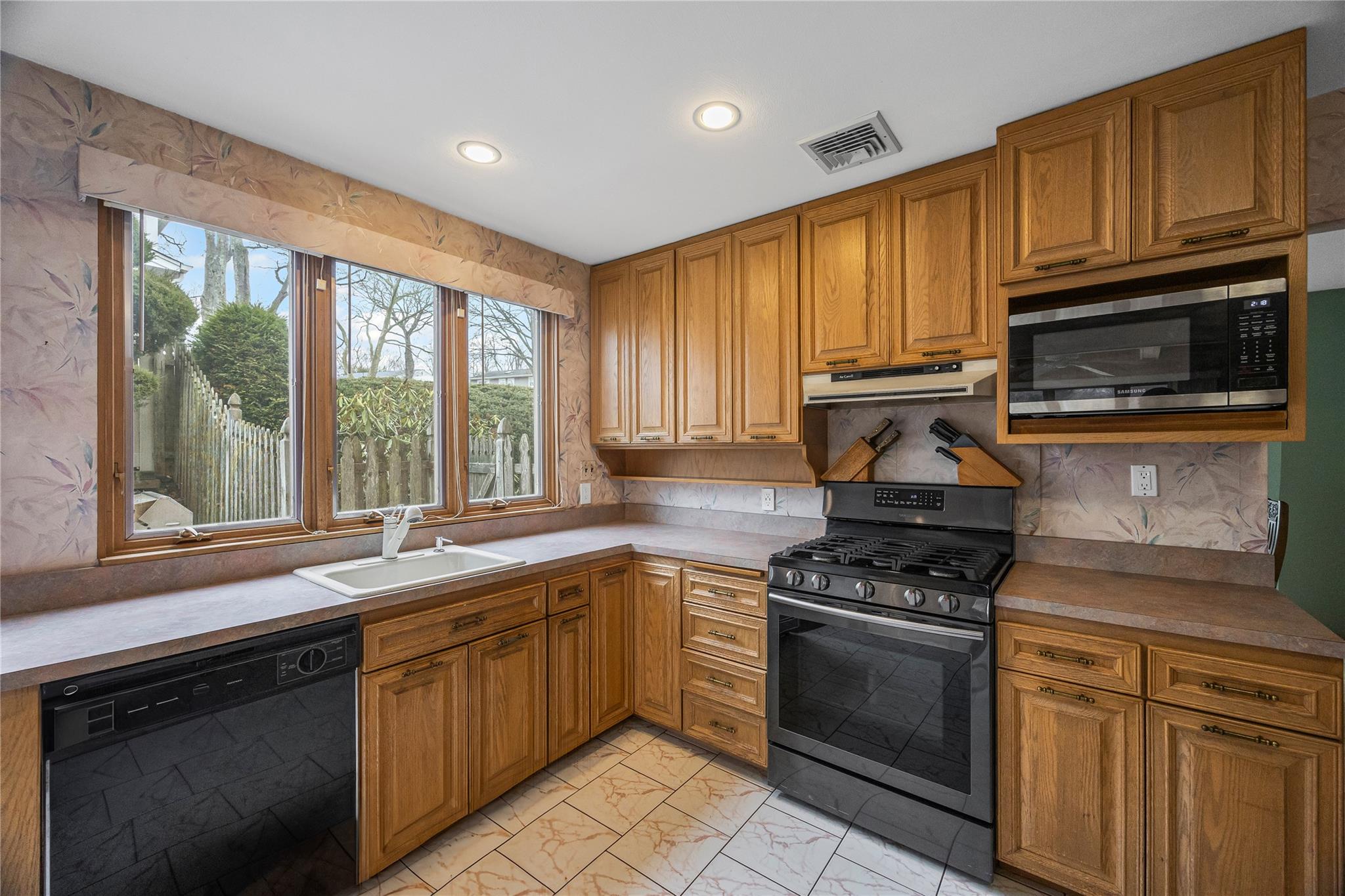 93 Cardinal Lane, Hauppauge, New York image 14