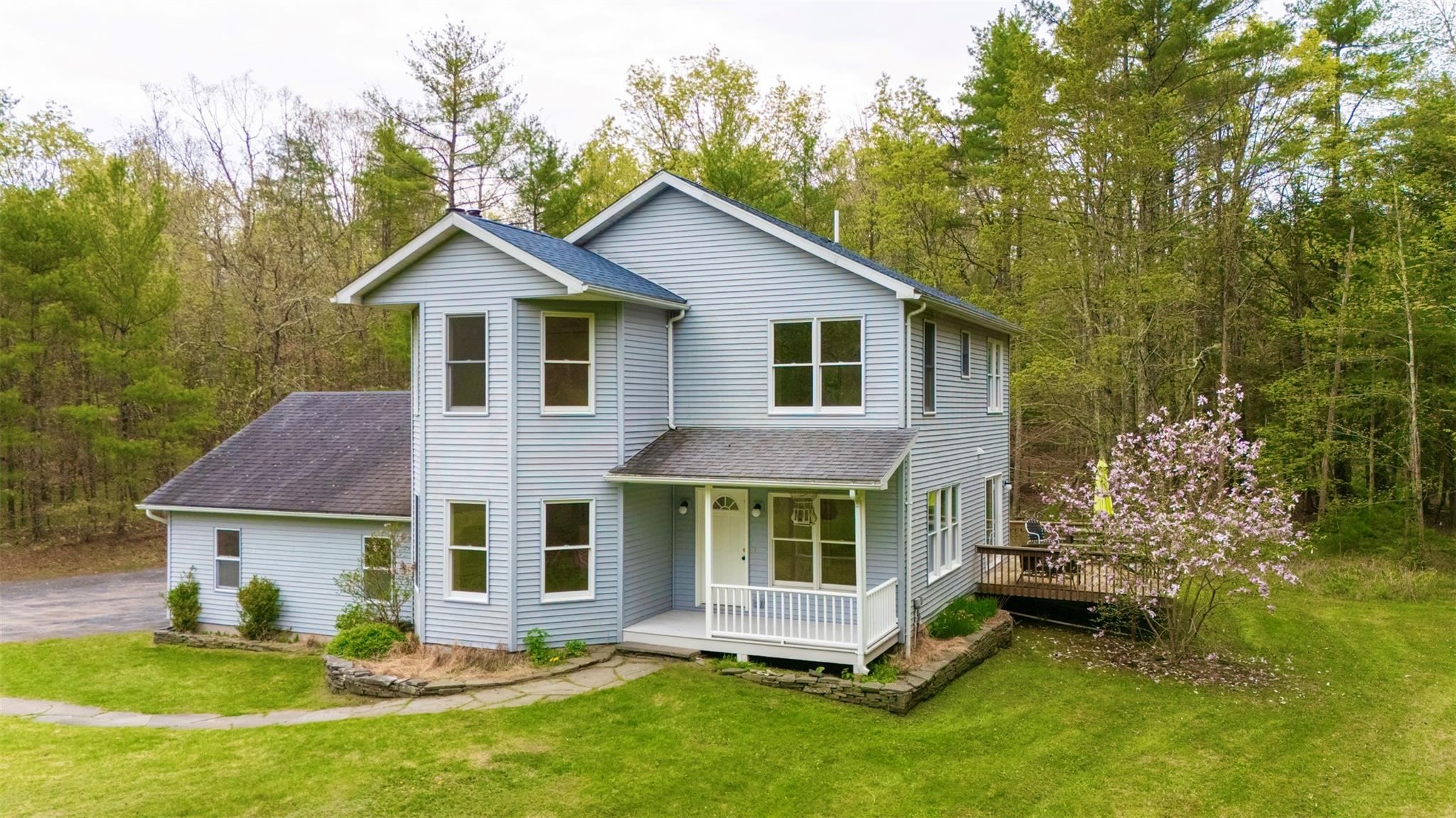 Glasco Turnpike, Saugerties, New York - 4 Bedrooms  
3 Bathrooms  
10 Rooms - 