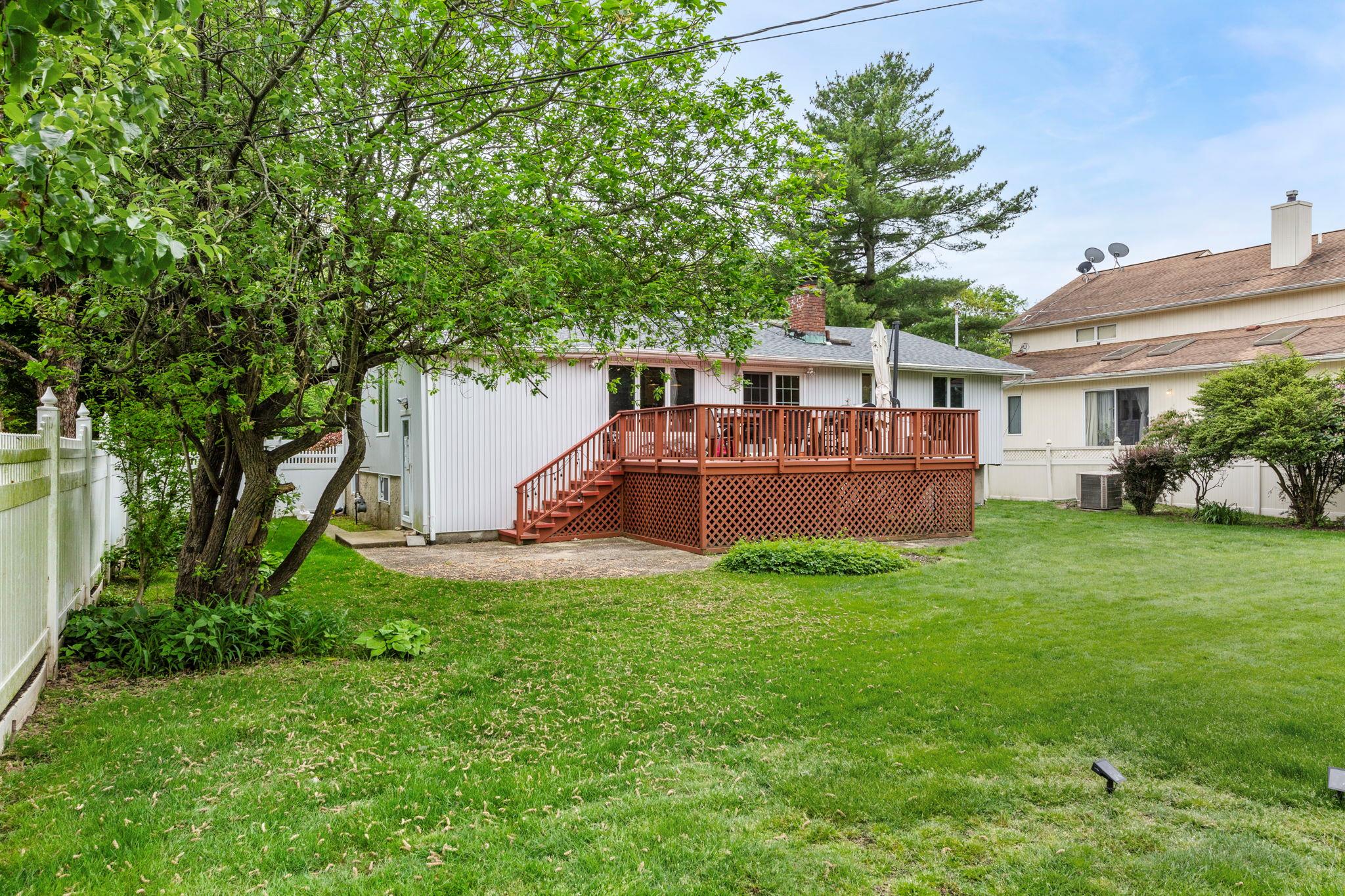 94 Rockland Drive, Jericho, New York image 28