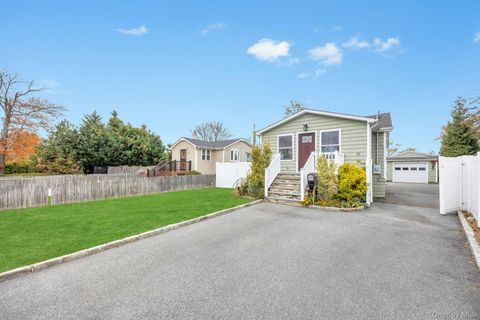 Photo of 21 Ireland Place, Copiague, NY 11726 (MLS # 930744)