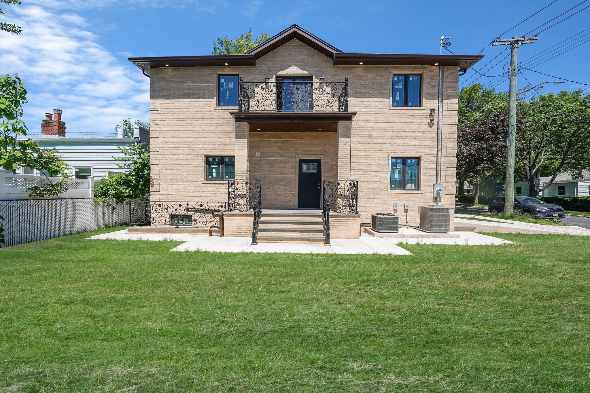 261-16 E Williston Avenue, Floral Park, New York image 2