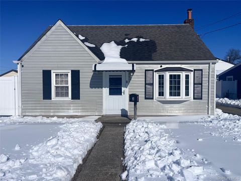 Photo of 3 Birch Court E, East Farmingdale, NY 11735 (MLS # 958985)