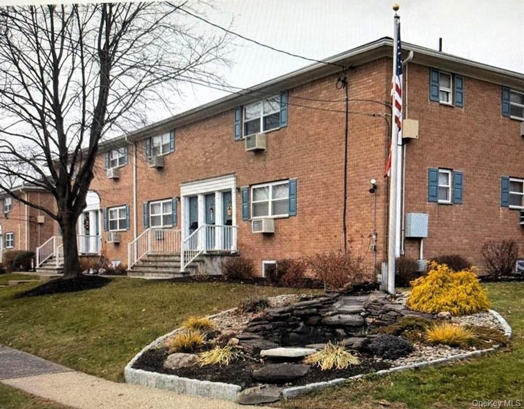 Photo of 140 Meyer Oval, Pearl River, NY 10965 (MLS # 945224)