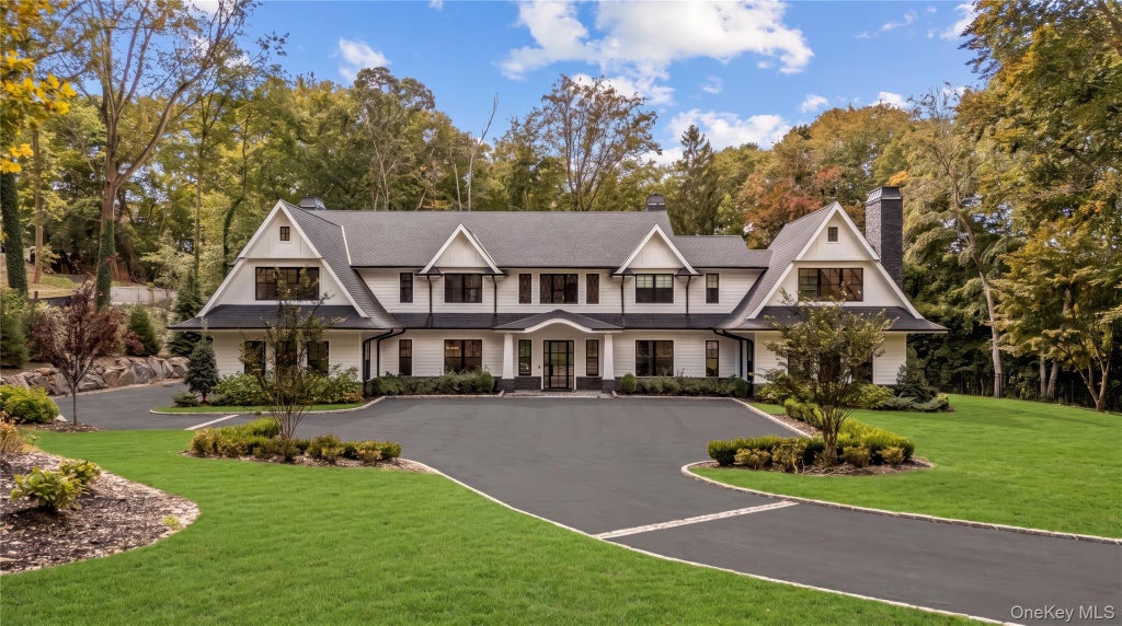 Photo of 16 Cowpath, Brookville, NY 11545 (MLS # 1056991)