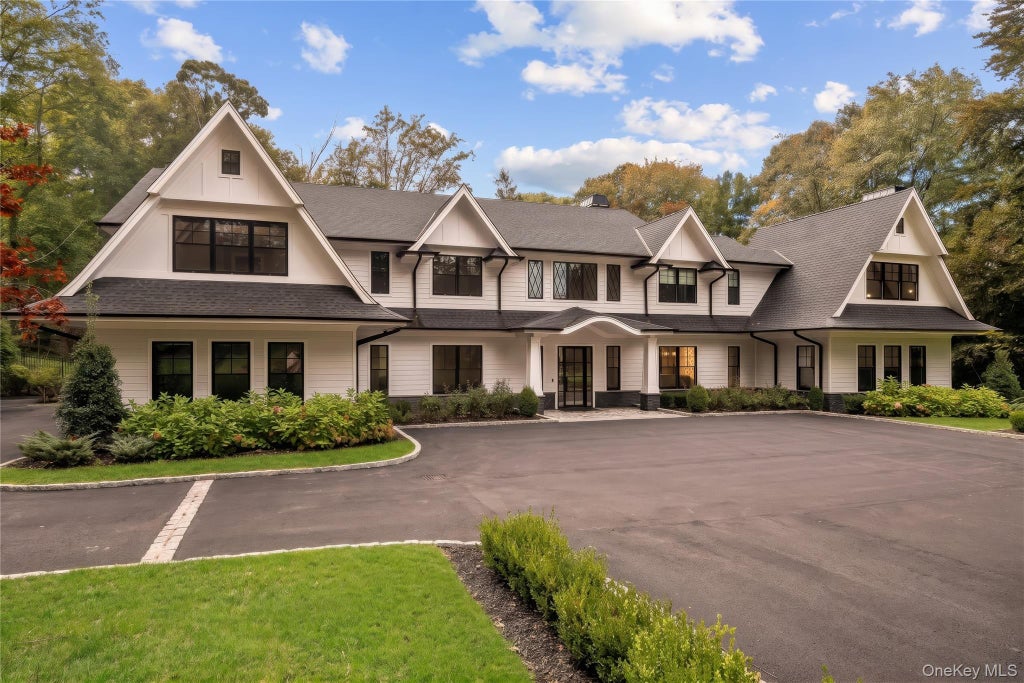 Photo of 16 Cowpath, Brookville, NY 11545 (MLS # 1056991)
