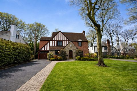 106 Thayer Road Manhasset NY 11030