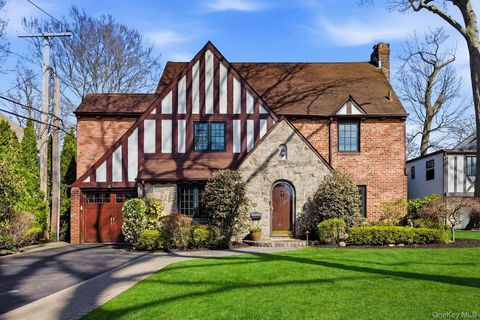 Homes For Sale - 106 Thayer Road<br/> Manhasset, NY 11030