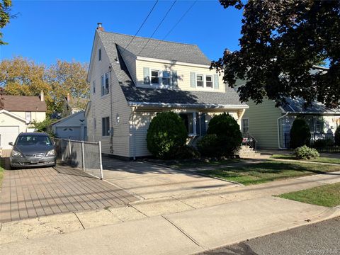 121 Campbell Avenue Williston Park NY 11596