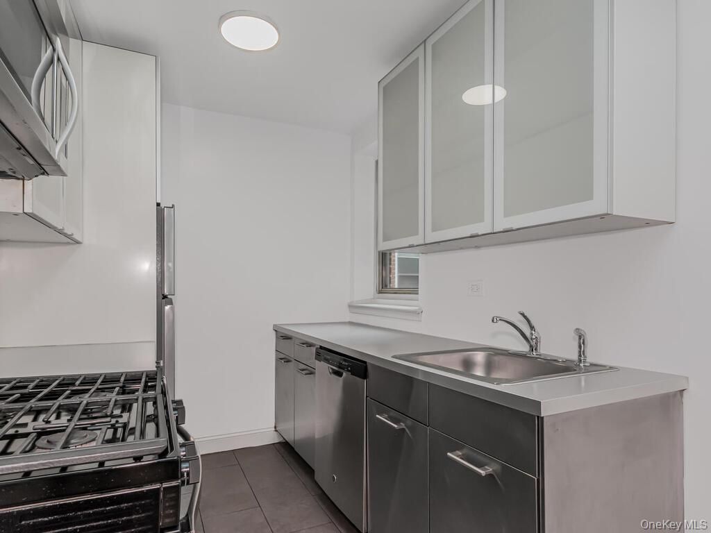 Photo of 2104 Holland Avenue #4H, Bronx, NY 10462 (MLS # 958286)