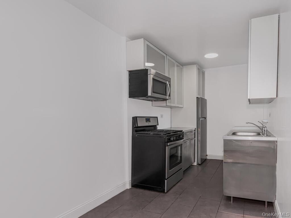 Photo of 2104 Holland Avenue #4H, Bronx, NY 10462 (MLS # 958286)