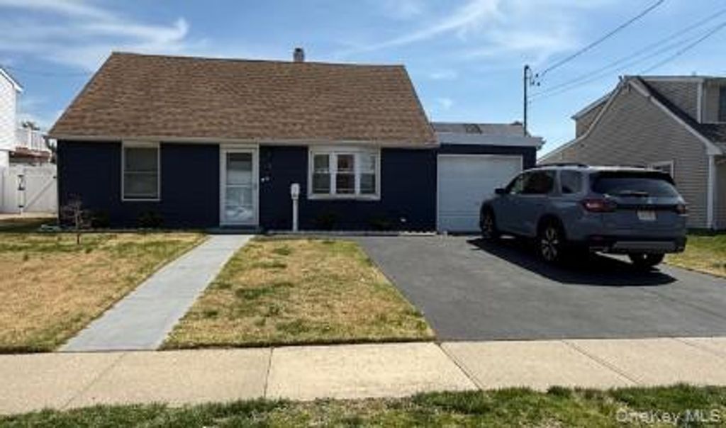 Photo of 12 Carlton Drive, Massapequa, NY 11758 (MLS # 986516)
