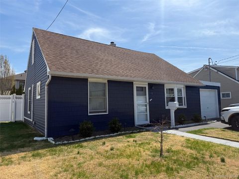 Photo of 12 Carlton Drive, Massapequa, NY 11758 (MLS # 986516)