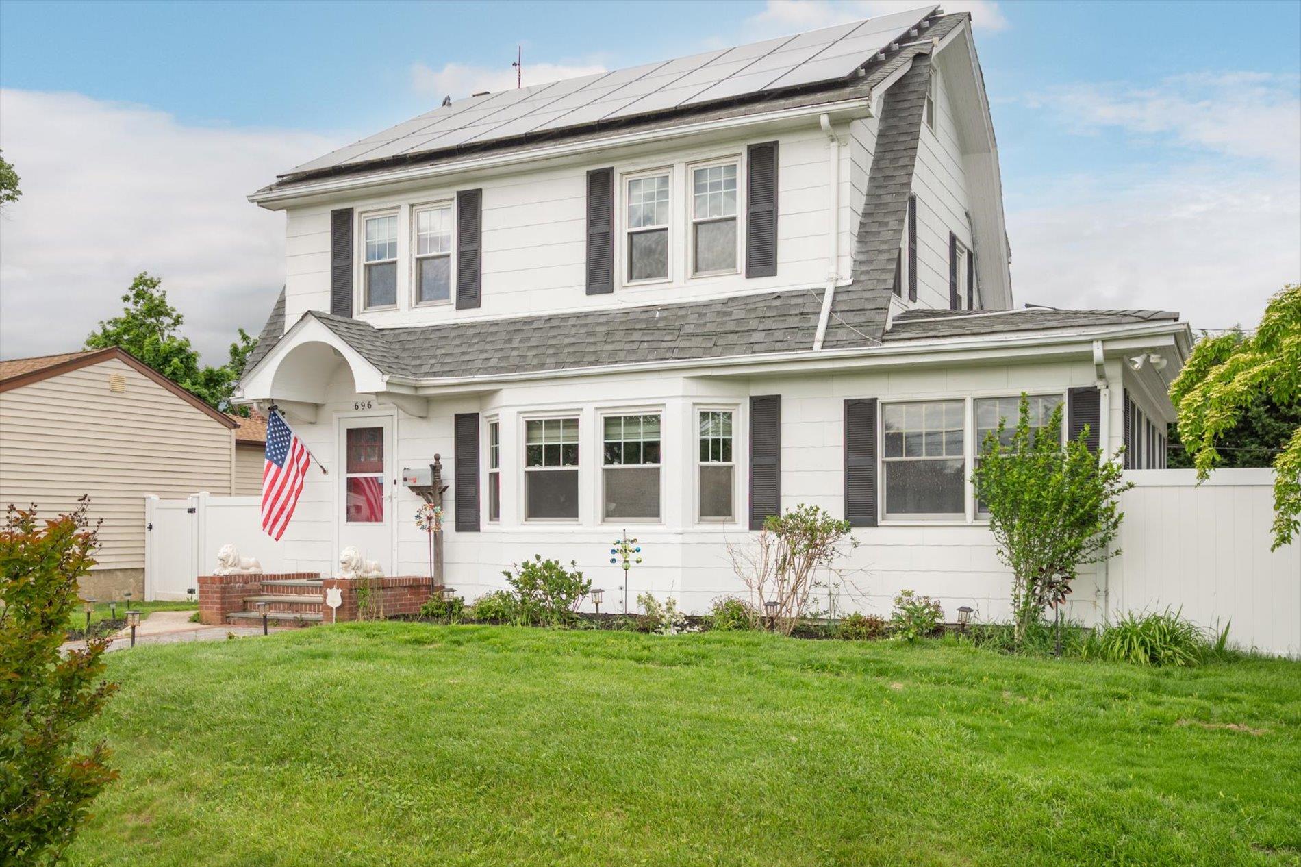 696 Madison Avenue, Lindenhurst, New York image 2