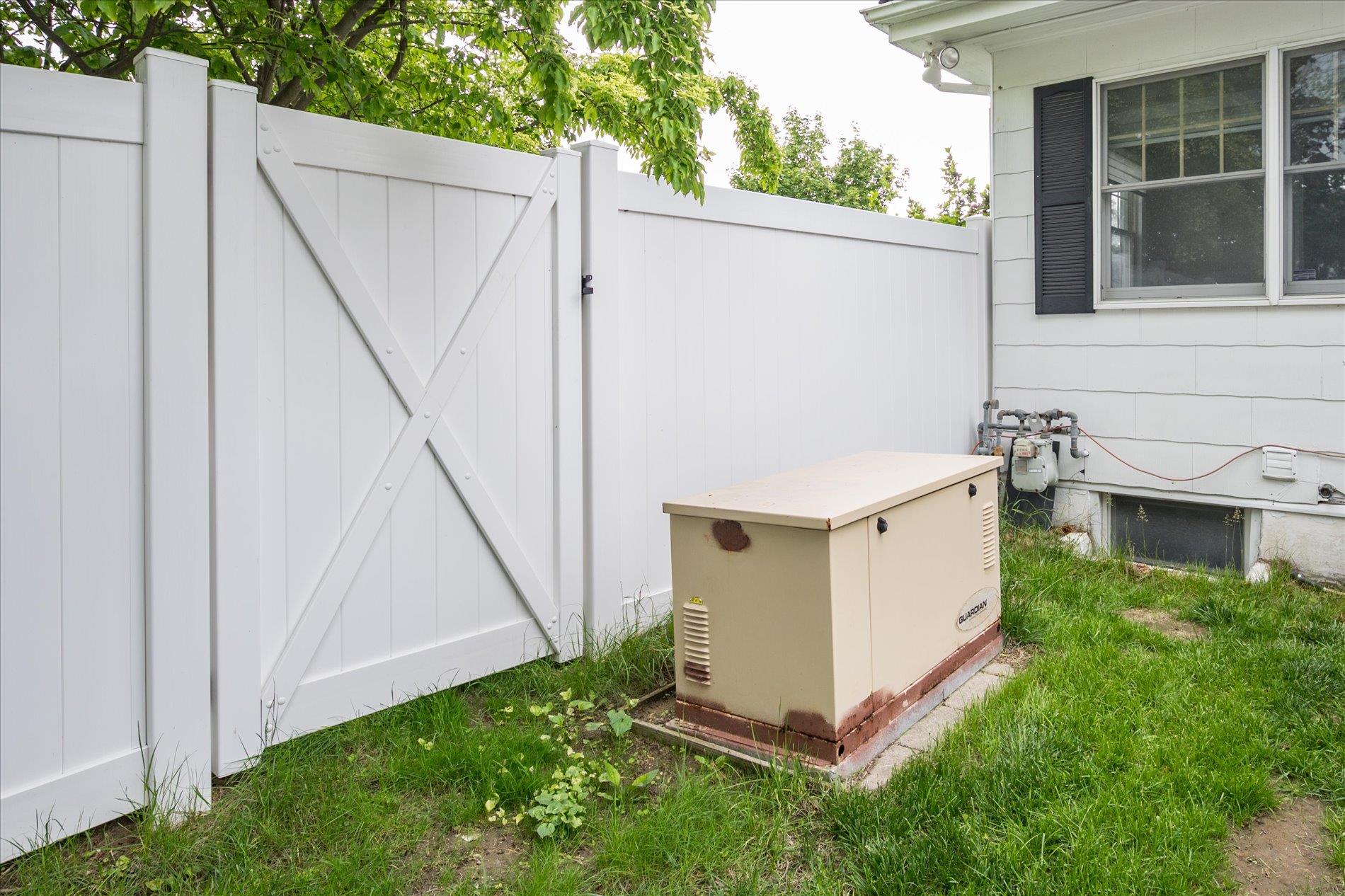 696 Madison Avenue, Lindenhurst, New York image 30