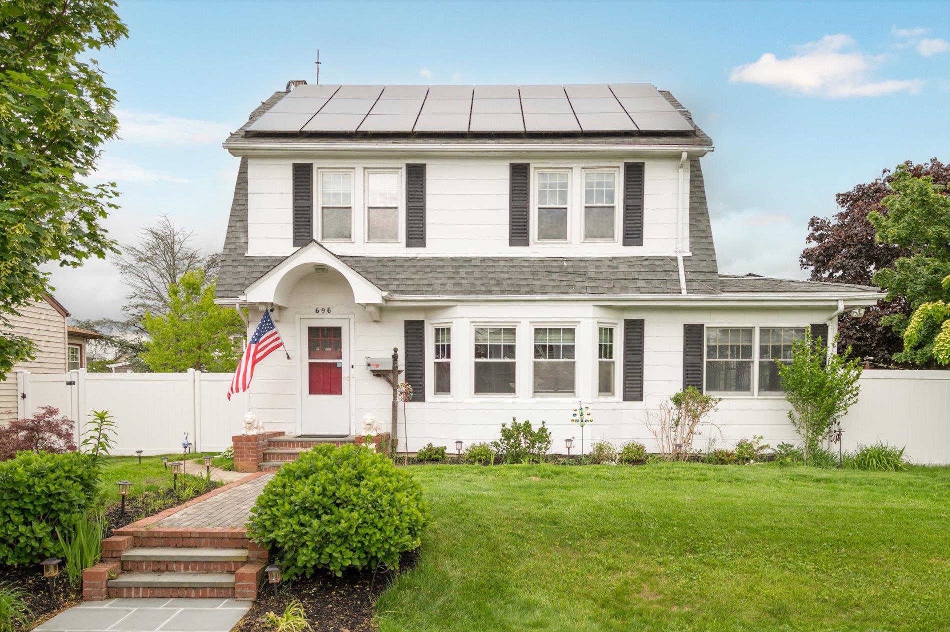696 Madison Avenue, Lindenhurst, New York image 1