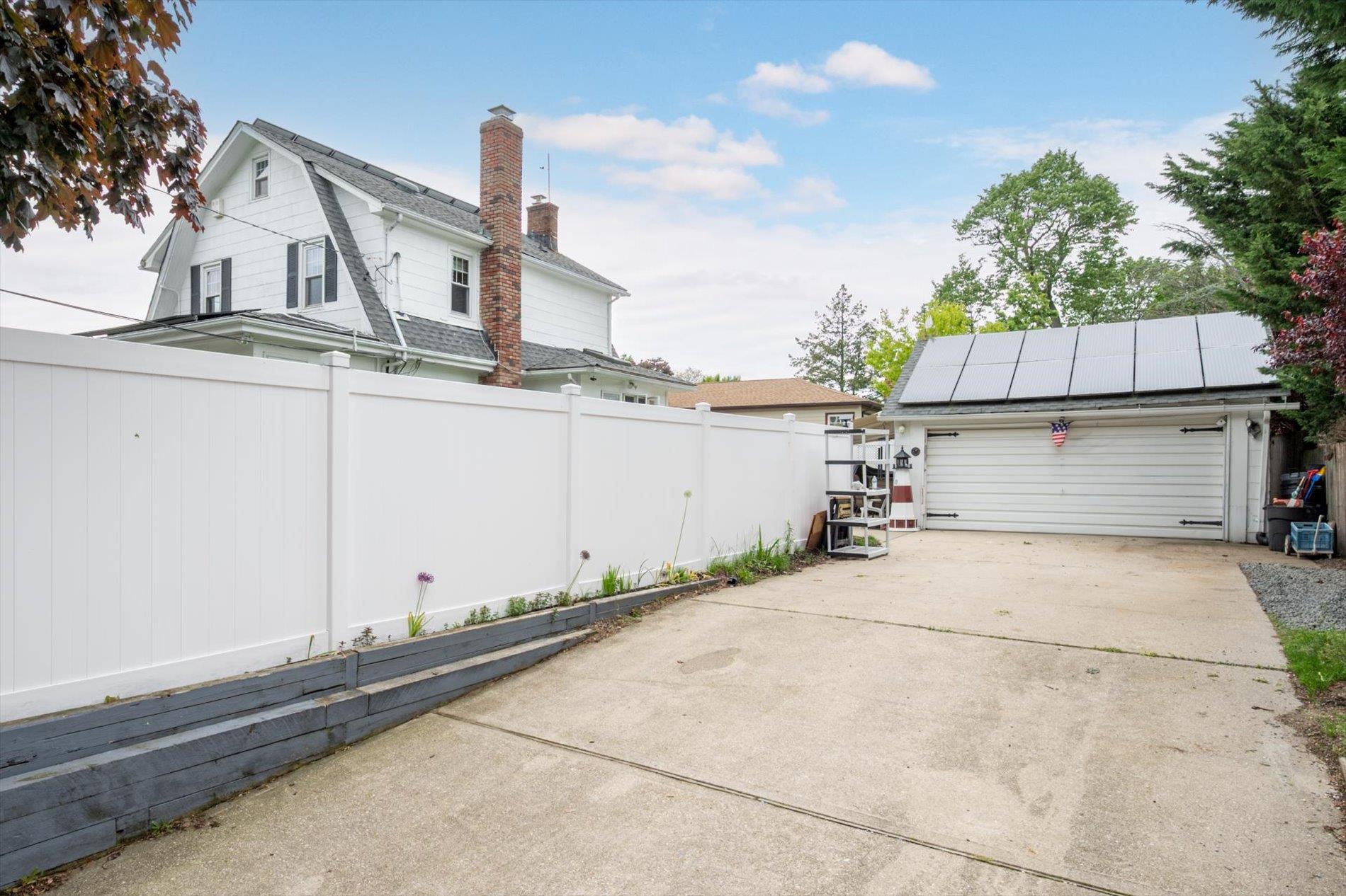 696 Madison Avenue, Lindenhurst, New York image 32