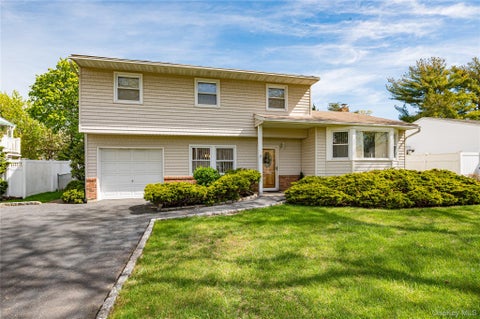 Townhouse For Sale - 17 Wentworth Drive<br/> Dix Hills, NY 11746