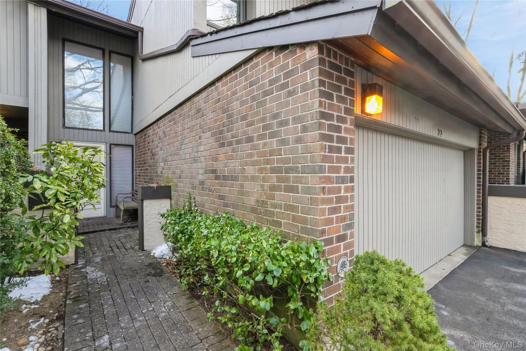 Photo of 33 Club House Court #33, Jericho, NY 11753 (MLS # 947093)