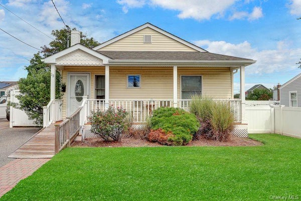 13 BARRY RD, AMITYVILLE, NY 11701 - Image e81b3d2a112d15df3e84c82418f41439/3842965208