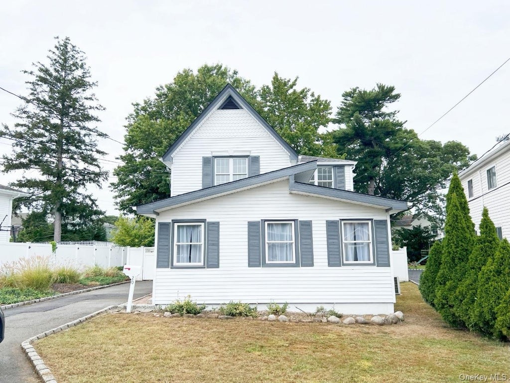 Photo of 20 Walters Avenue, Syosset, NY 11791 (MLS # 1027820)
